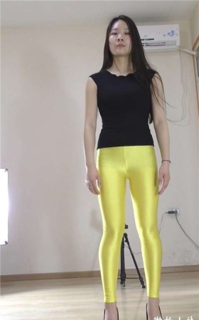 优尚舞姿金黄色紧身裤美女模拍 [437 MB]