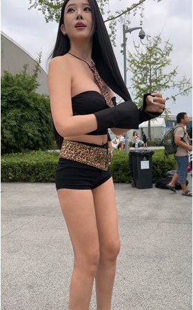 热裤长腿高跟美女