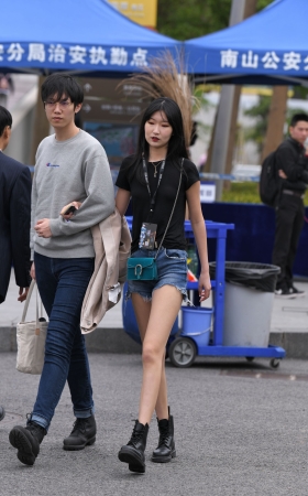 热裤大长腿美女