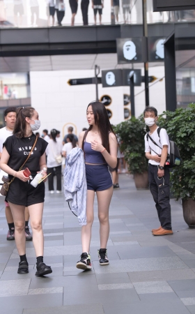 漂亮的吊带短裤小姐姐