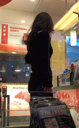 超短牛仔裙黑色毛衣女神逛商场