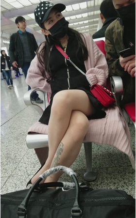 腿上有纹身的小姐姐