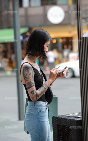 黑背心，紧牛小姐姐 [10P]