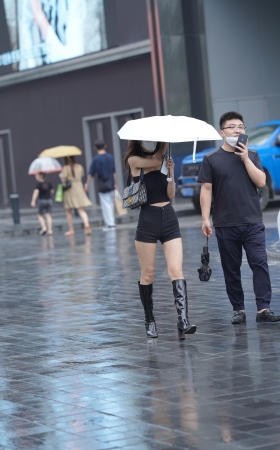 黑色牛仔热裤美女