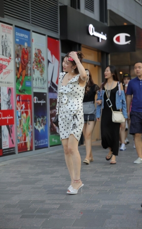 丰满的小姐姐