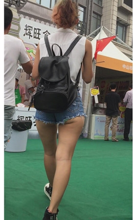 背着黑色双肩包的月牙妹子
