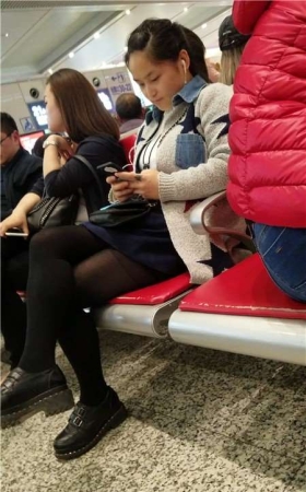 4k视频，候车室拍摄黑丝袜美腿美眉