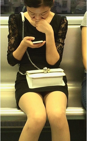 地铁车厢内的黑色包臀裙美腿美女