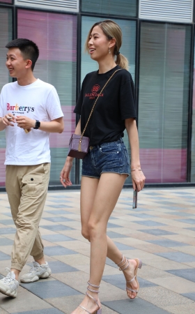 热裤大长腿的小姐姐