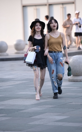连衣裙美女