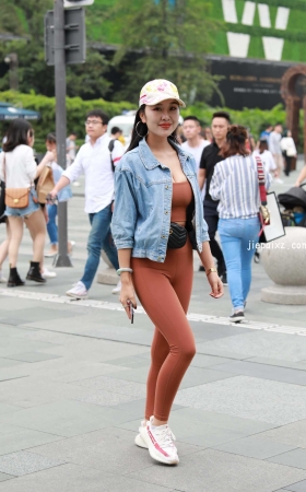 棕红色瑜伽裤美少妇 【套图+视频】<font color=red> [8P]</font>