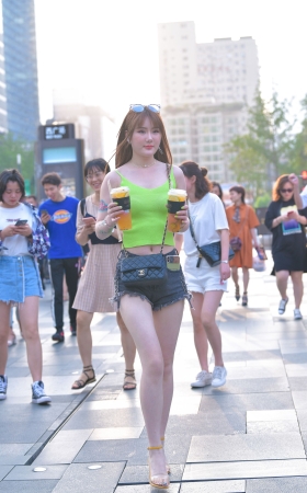 热裤小妹