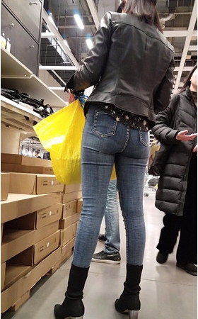商场里的牛仔裤小姐姐