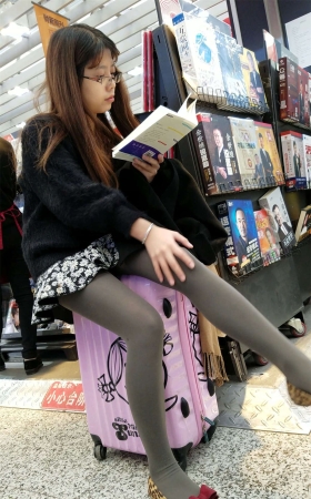 车站候车看书的豹纹高跟灰色丝袜美腿妹子