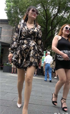 4K 花裙子街拍丝袜高跟鞋美女 [807 MB]