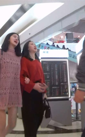 粉色镂空衣短裤美女