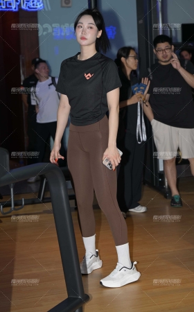 紧身美女教练 [13P]