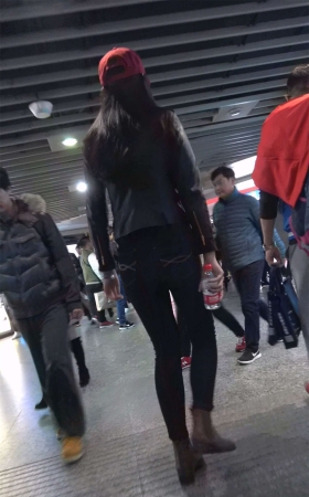 此女走路很有大姐大风范