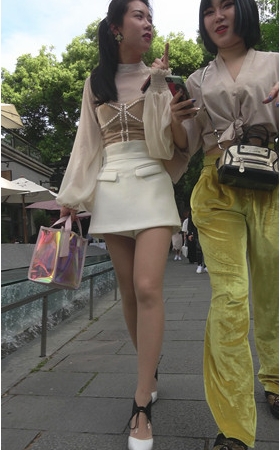 白色高腰裤肉丝美腿