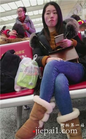 4k-高铁站候车室偶遇紧身蓝牛美女。
