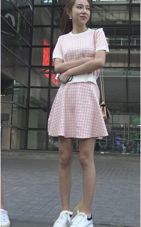 街拍粉裙美女