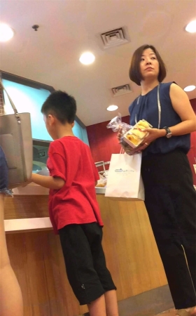 黄T恤衫高腰牛仔热裤肉臀美女