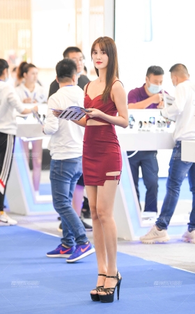 发传单吊带裙美女 [17P]