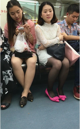 对面坐的两美女有点小诱惑