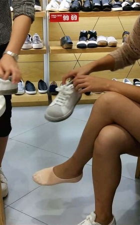 鞋店里的试鞋子的美眉