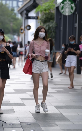 白热裤大白腿美眉