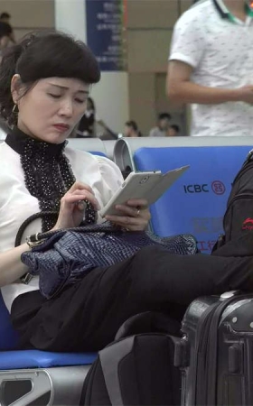 候车室内一双无敌的熟女性感大白脚