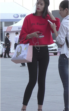 等待入场的车模小姐姐