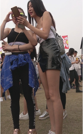 漂亮的小皮裙开叉美女