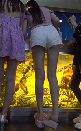 白色热裤小姐姐
