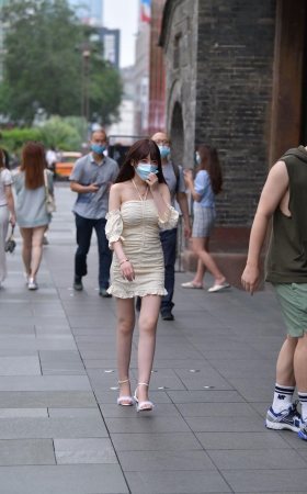 白皙美腿小姐姐