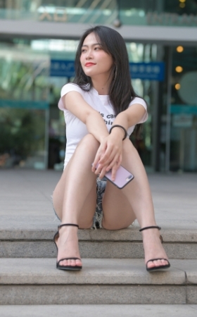热裤长腿美女