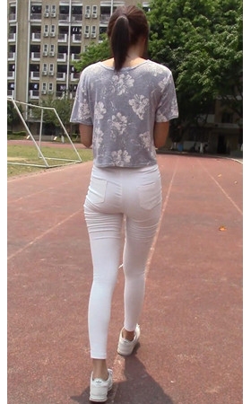 模拍漂亮的清纯白裤美女