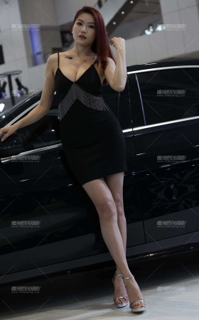 20250228大长腿美女依依 [18P]