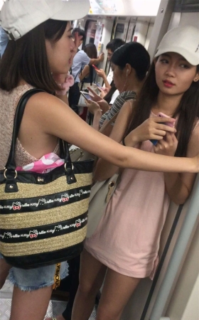 实拍地铁上撩妹最后要联系方式