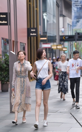 美腿好身材，万恶的小挎包挡着了