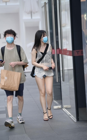 超短热裤女孩