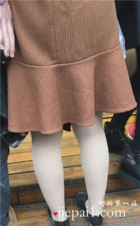 街拍美裙白丝袜漂亮MM