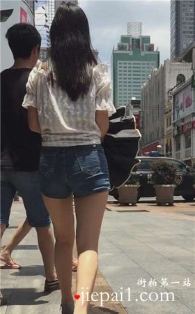 街拍紧身牛仔热裤美腿美眉 [365 MB]