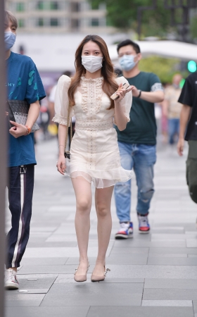 白皙美腿凉高跟美女