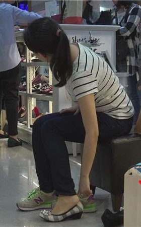 4k-身材娇小的美女鞋店试鞋，似乎举棋不定要哪双。