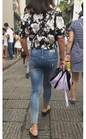 牛仔紧身裤妹子