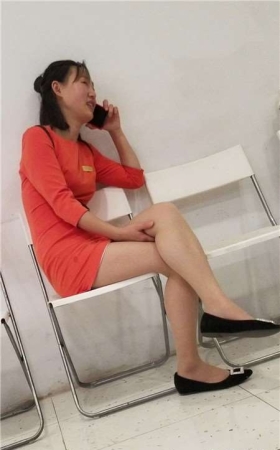 4K-性感橘色包臀裙街拍肉丝美女在打电话