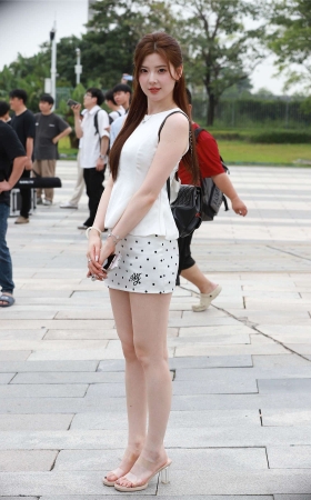 白到发光的美女