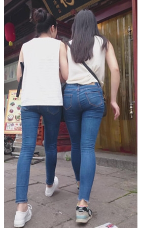 两个蓝色牛仔妹