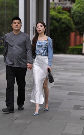 开叉白裙美女